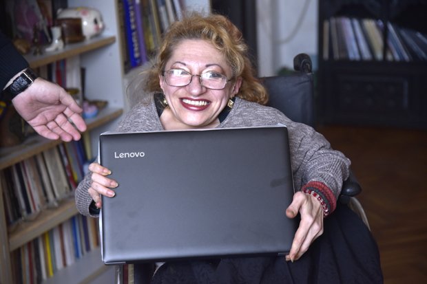 Маштала сам да гледам цвеће кад процвета и пишем: Весни Денчић, овогодишњој добитници награде Јован Хаџи Костић, наша компанија поклонила лаптоп
